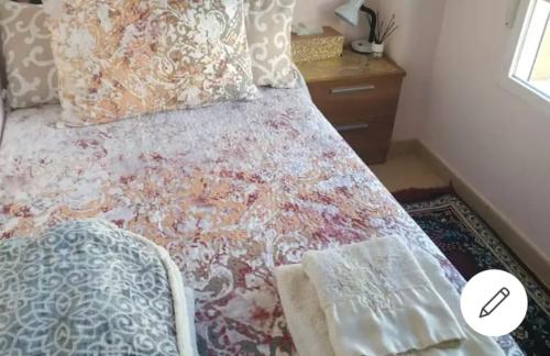 Un dormitorio con una cama con un montón de almohadas en Casa Carmen Martínez en Moncófar