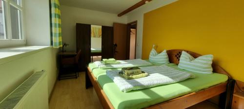um quarto com uma cama com toalhas em dresdnerferienwohnung - apartment am großen garten em Dresden
