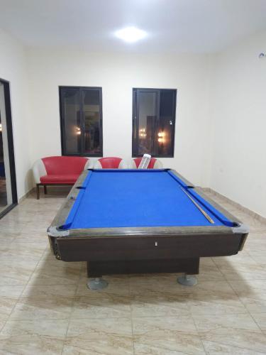 a pool table in the middle of a room at مزرعه الوادي in Al Baḩḩāth