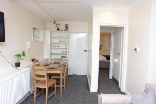 uma pequena sala de jantar com mesa e cadeiras em One Bedroom Apartment at Islington em Londres