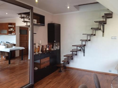 肯琴的住宿－Apartament Mazurska 24a，带楼梯的房间和带桌子的厨房