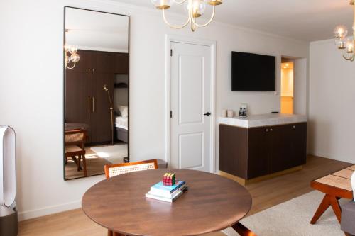a living room with a table and a mirror at B&B Midtown Amsterdam suites in Amsterdam
