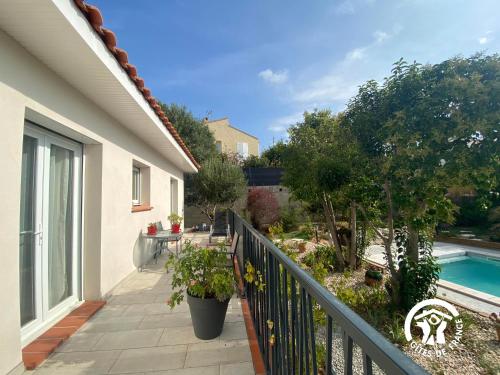 - un balcon d'une maison avec une piscine dans l'établissement Le Rosier, à Cabestany