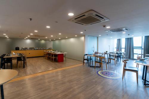 アーメダバードにあるHotel Sunflareの部屋にテーブルと椅子があるレストラン