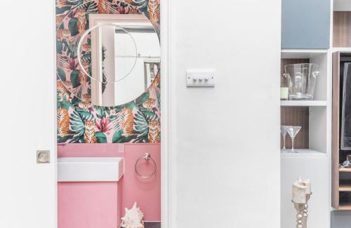倫敦的住宿－KIN-55 Kinnerton Street，浴室设有粉红色的门和镜子