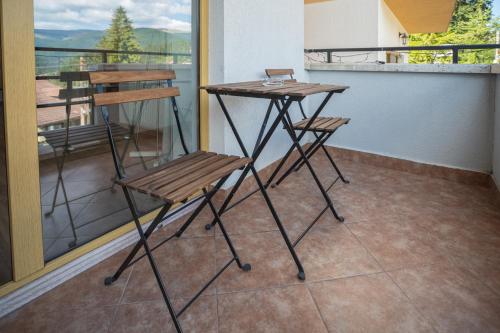 een balkon met 2 stoelen en een tafel bij Opus View in Sinaia