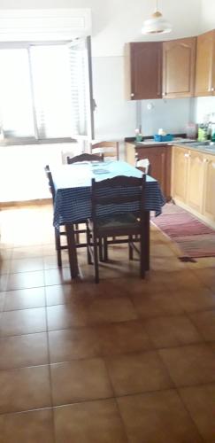 een keuken met een tafel en een tafel en stoelen bij bandiera blu in Marina di Gioiosa Ionica