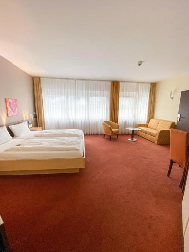 Una cama o camas en una habitación de Phönix Hotel
