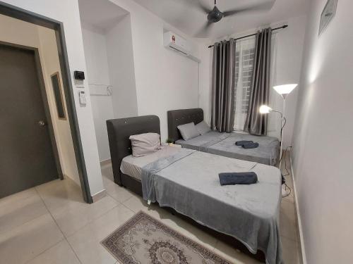 Anis Homestay Nilai في نيلاي: غرفة نوم بسريرين واريكة ونافذة