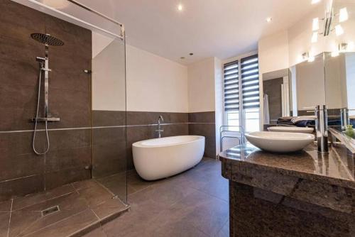 une salle de bain avec deux lavabos et une baignoire dans l'établissement Maison au cœur de Valence avec parking privé, à Valence