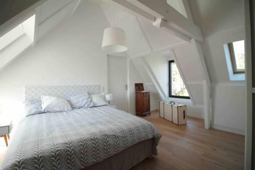 een slaapkamer met een groot bed op zolder bij La Pidellerie bord de Cher-Châteaux de la Loire in Véretz