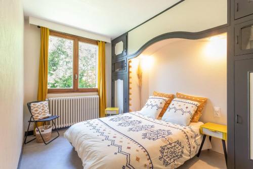 een slaapkamer met een bed en een raam bij Les Cantinières - Bourgoin Jallieu - Jardin Privé in Ruy