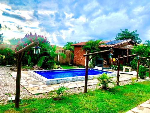 una casa con piscina en el patio en Chácara Rotha de Piri en Pirenópolis