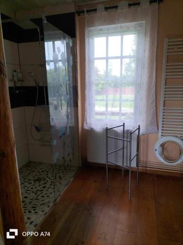 une salle de bains vide avec douche et fenêtre dans l'établissement Maison entière avec piscine chauffée 4p, à Brétigny