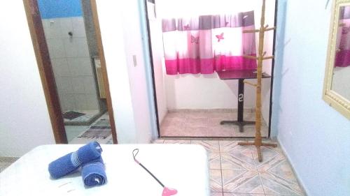 baño con espejo y mesa en una habitación en Pousada Solar de Tamoios, en Tamoios