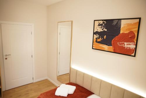 Ένα ή περισσότερα κρεβάτια σε δωμάτιο στο Feel Home Apartment