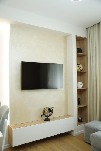 Μια τηλεόραση ή/και κέντρο ψυχαγωγίας στο Feel Home Apartment