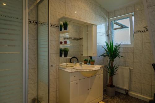 Ένα μπάνιο στο Aura - LutherApartment -2 Zimmer, 2 Einzelbetten, 1 Doppelbett, große Couch, Küche, Balkon, Waschmaschine