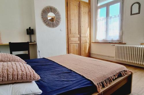 une chambre avec un lit, un miroir et une fenêtre dans l'établissement La Villa Marine*Familiale et Conviviale, à Coudekerque-Branche