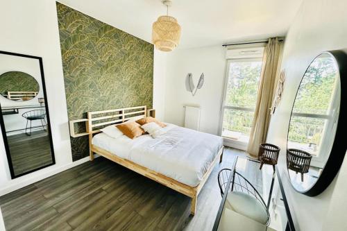 ein Schlafzimmer mit einem Bett und zwei Fenstern in der Unterkunft BtoBed - Location Professionnelle - Appartement 4 personnes Parking Gratuit - Proche Parc des Expositions et Aéroport CDG in Villepinte