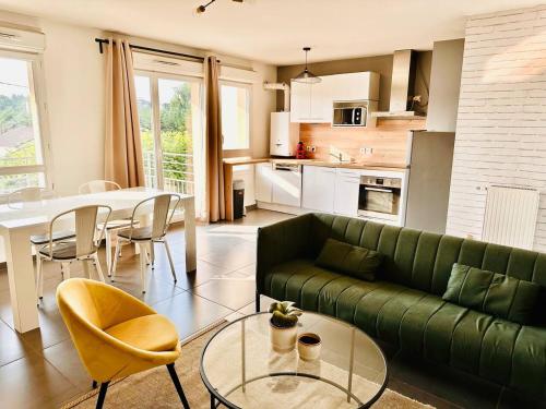 sala de estar con sofá verde y mesa en Parc des Expositions Appartement 4 personnes Parking Gratuit en Villepinte