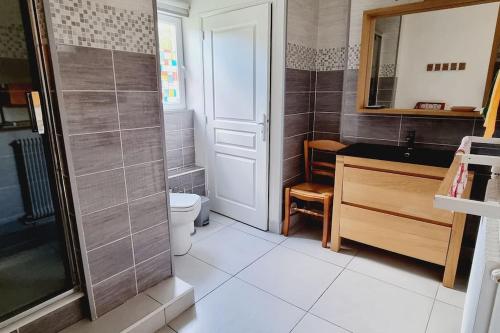 une salle de bain avec toilettes, lavabo et miroir dans l'établissement La Villa Marine*Familiale et Conviviale, à Coudekerque-Branche