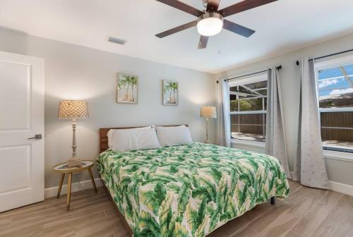 1 dormitorio con 1 cama y ventilador de techo en Sarasota Updated pool home, Near Siesta Key en Sarasota