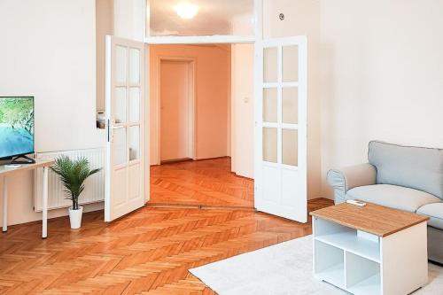 ein Wohnzimmer mit Sofa und Tisch in der Unterkunft FilinHome Trg Mladenaca in Novi Sad