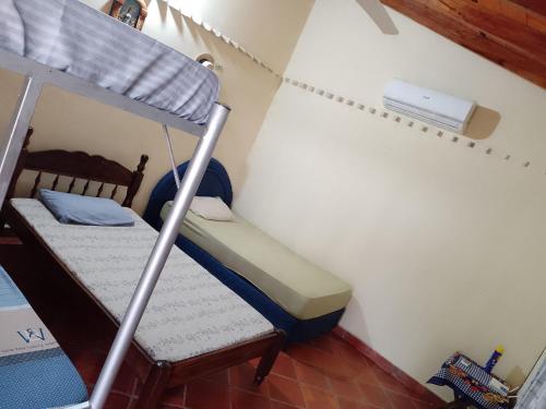 Dormitorio pequeño con litera y silla en Mi Refugio La Herencia, en Caacupé