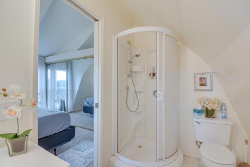 a bathroom with a shower and a toilet and a bed at Mariposa Home Furnished Patio and Sierra Mtn Views in Mariposa