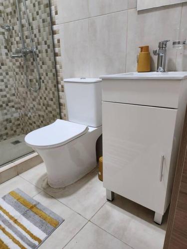 Ένα μπάνιο στο Exclusive 3-Bed House in Tema C25 At The Greens