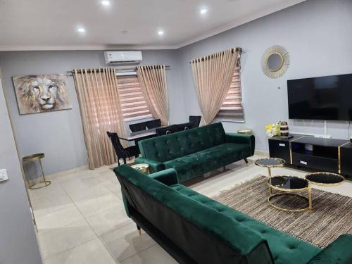 Μια τηλεόραση ή/και κέντρο ψυχαγωγίας στο Exclusive 3-Bed House in Tema C25 At The Greens