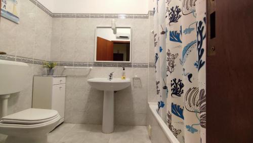 アルマカオ・デ・ペラにあるApartamento Mourinho IIのバスルーム(洗面台、トイレ、鏡付)