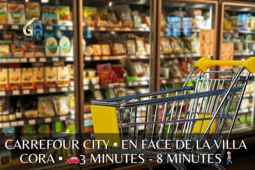 a shopping cart in a grocery store with food at Villa Marine*La Capitainerie in Coudekerque-Branche