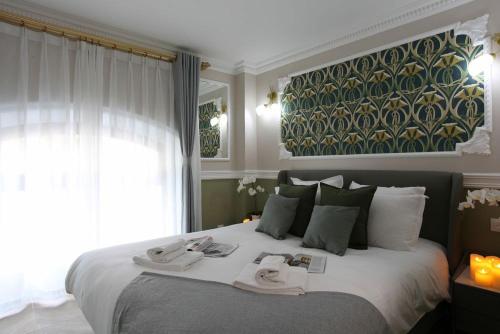 une chambre avec un grand lit avec des serviettes dessus dans l'établissement Triplex 250m² 6CH - Clim - Très spacieux -, à Paris