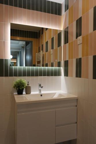 une salle de bain avec un lavabo et un miroir dans l'établissement Triplex 250m² 6CH - Clim - Très spacieux -, à Paris