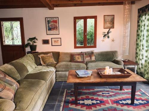 un salon avec un canapé et une table basse dans l'établissement The Lake Cottage in Gascony France, à Créon-dʼArmagnac