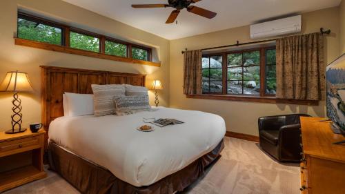 una camera con un grande letto e un ventilatore a soffitto di Brown Bear Chalet a Steamboat Springs