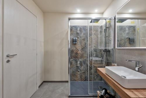 een badkamer met een douche en een wastafel bij Casa RIGOLA by Apartments To Art in Venaria Reale