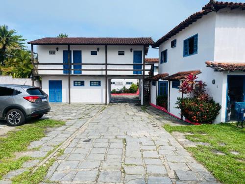 a car parked in front of a house at Pousada das Tartarugas in Rio das Ostras