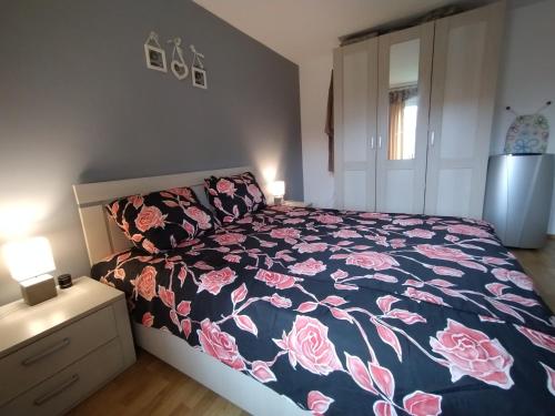 的住宿－Magnolia House，一间卧室配有一张带花卉棉被的床
