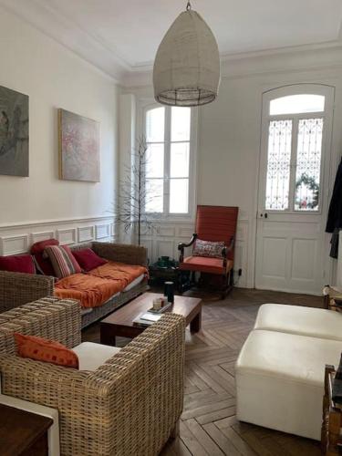 uma sala de estar com dois sofás e uma mesa e cadeiras em Maison Serpolette - maison entiere em Trouville-sur-Mer