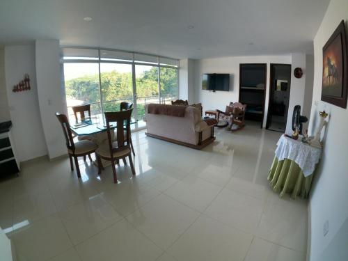 Televisyen dan/atau pusat hiburan di Balcones de la Rivera Apartamento Azulejo 3