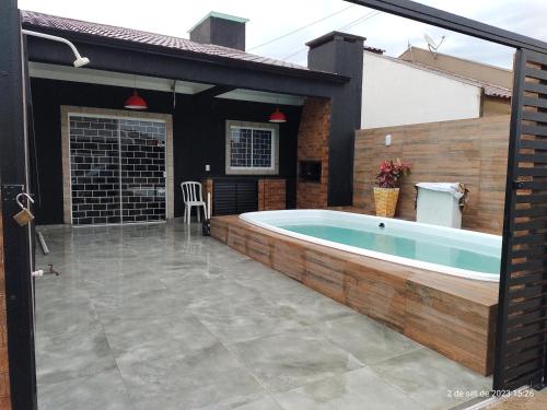 un jacuzzi en el patio trasero de una casa en Casa Nova com Piscina 3 quartos, en Guaratuba