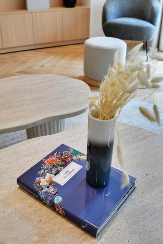 une table avec un vase sur une table dans l'établissement Incredible flat - 4 BR-10P - Matignon - Champs Elysées, à Paris