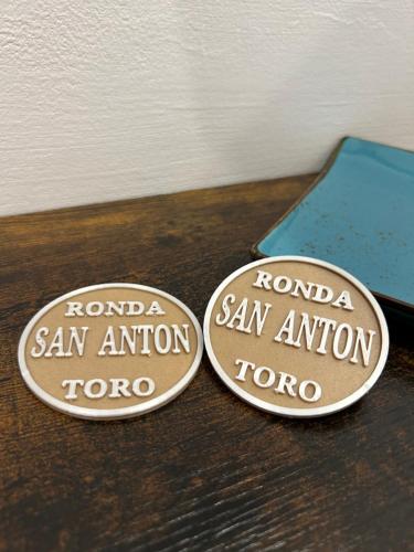 two metal buttons with the words noma san antonio at Apartamento Ronda San Antón in Toro