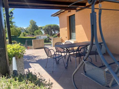 a patio with a table and chairs on a patio at Appartamento Beatrice e Vioris in Pila