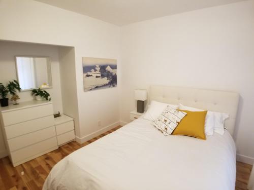 Llit o llits en una habitació de 3 bedroom near Olympic Stadium