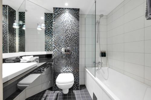 Clarion Hotel Ernstにあるバスルーム
