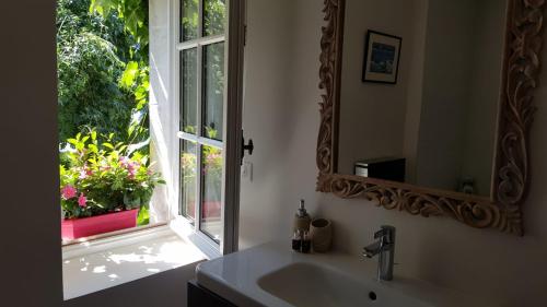 アンボワーズにあるVilla Maryのバスルーム(洗面台、鏡、窓付)
